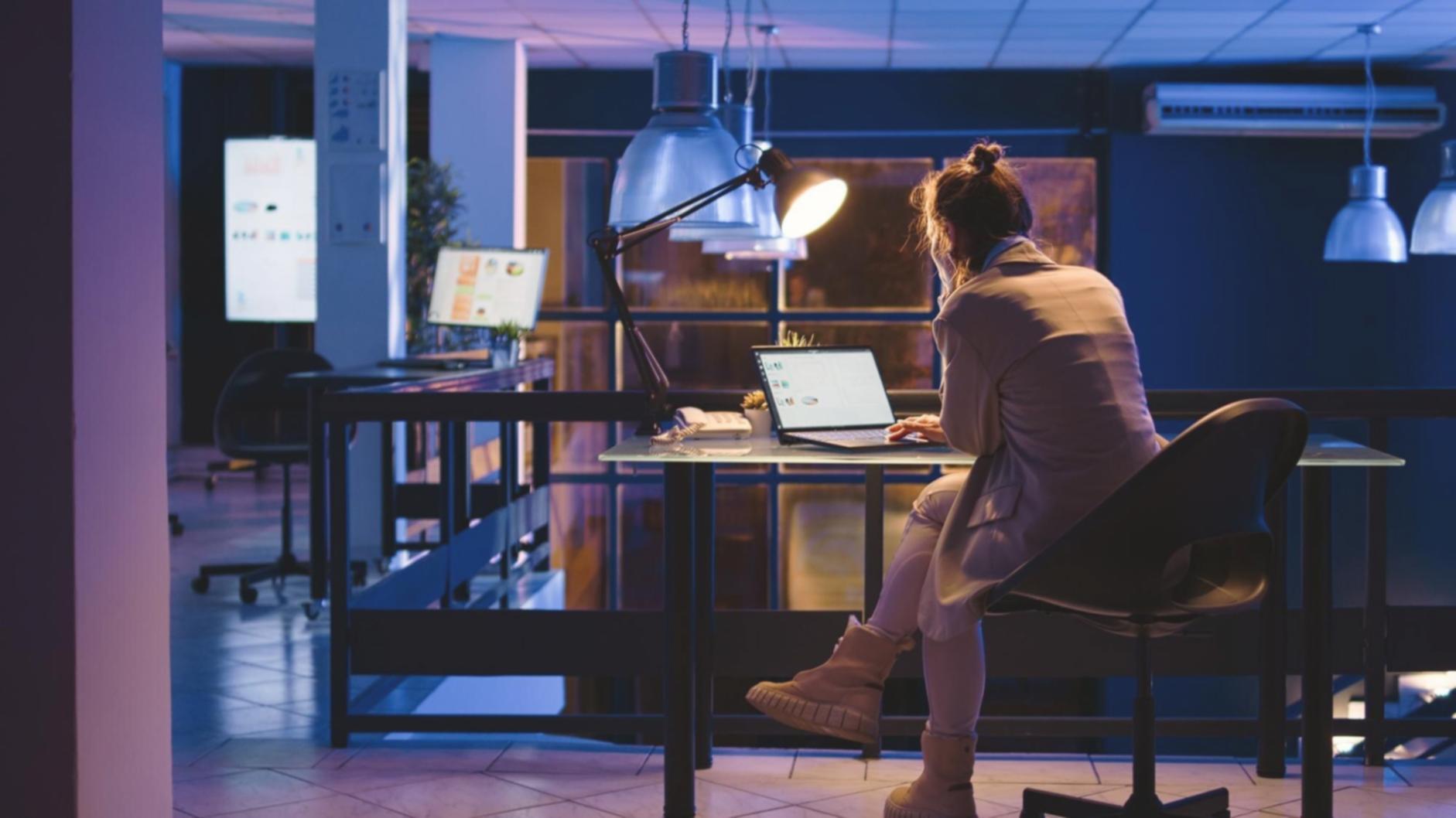 Ufficio moderno con documenti digitali organizzati su desktop